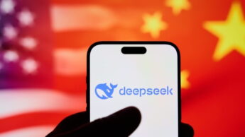 DeepSeek com a bandeira dos EUA e da China fundidas ao fundo