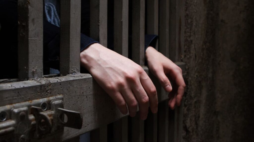 7450 telefones fixos instalados em celas das prisões