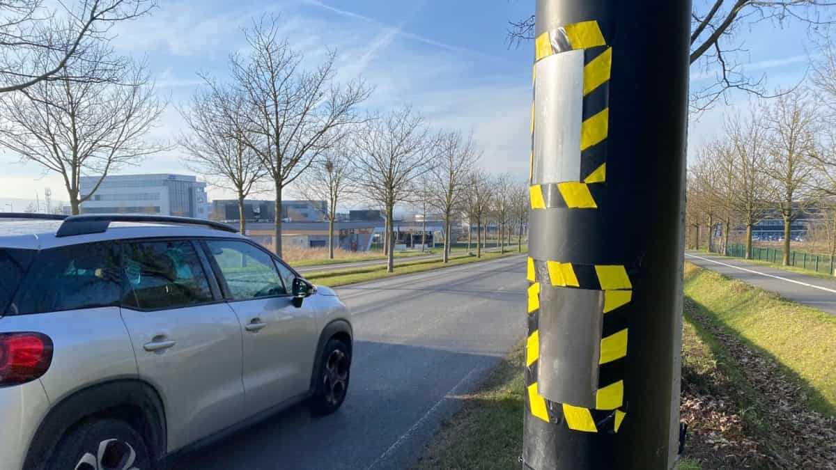 Cidadão instalou um radar falso para abrandar o trânsito. “Obra de brincalhão”?