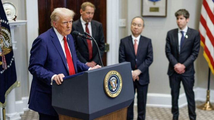 (Da esquerda para a direita) Presidente dos EUA Donald Trump, cofundador da Oracle, Larry Ellison, diretor-executivo da SoftBank, Masayoshi Son, e diretor-executivo da OpenAI, Sam Altman, na sala Roosevelt, na Casa Branca, em Washington (21 de janeiro, 2025). Fonte: Reuters