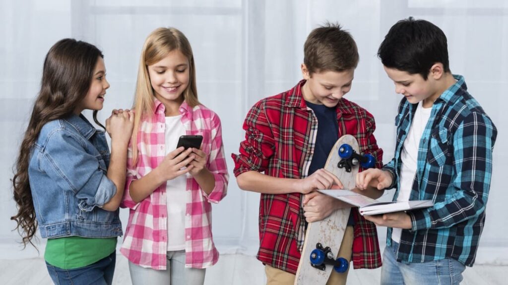 Adolescence: como uma série está a motivar a proibição de smartphones a menores?