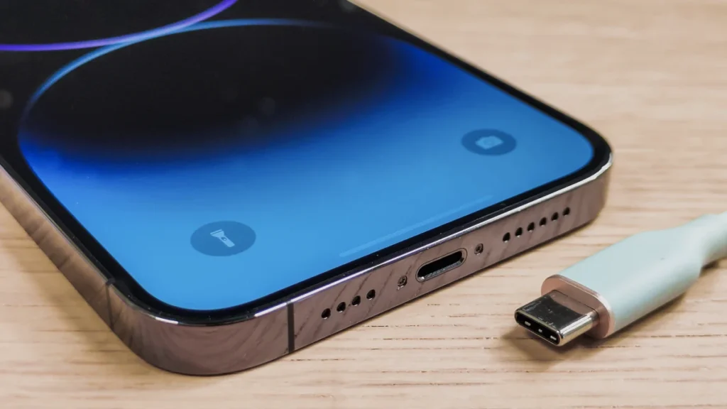O meu iPhone tem uma porta USB-C. Serve para carregar e que mais?
