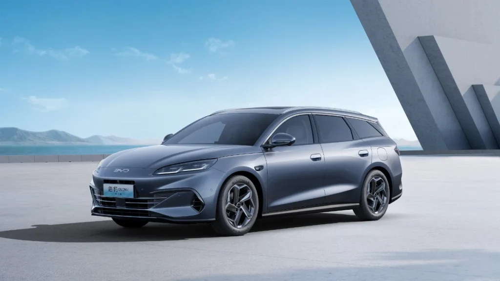 BYD revela expansão da gama 06 em Xangai: de carrinha híbrida a berlina elétrica