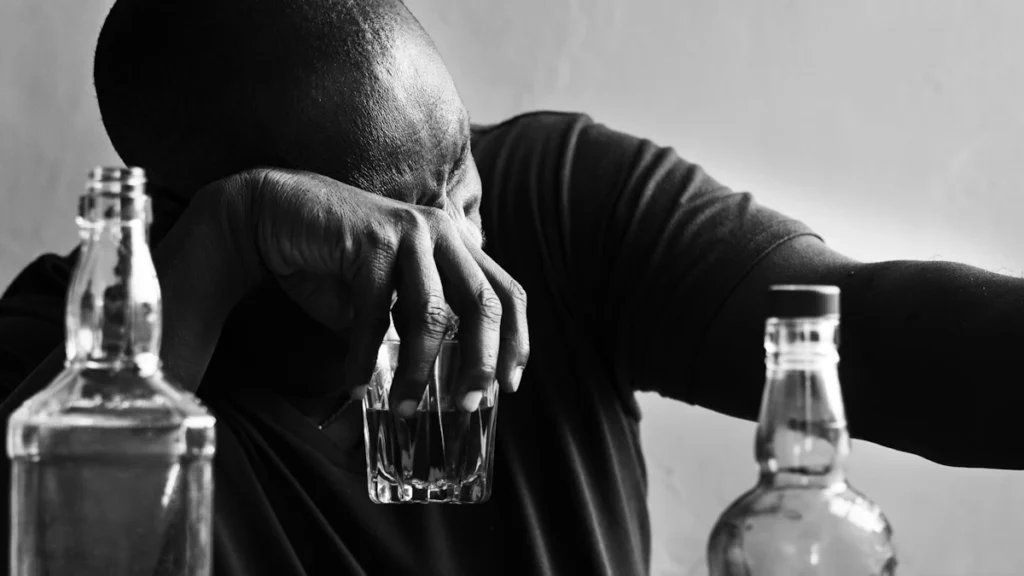 Álcool em excesso pode danificar os vasos sanguíneos no cérebro, sugere estudo