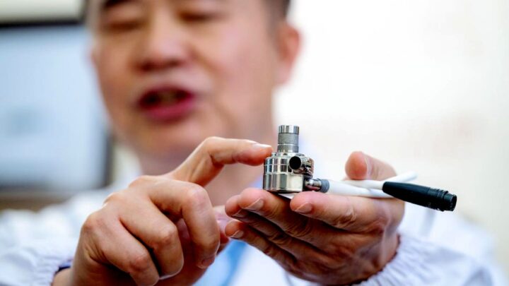 Coração artificial mais pequeno do mundo implantado em criança de 7 anos