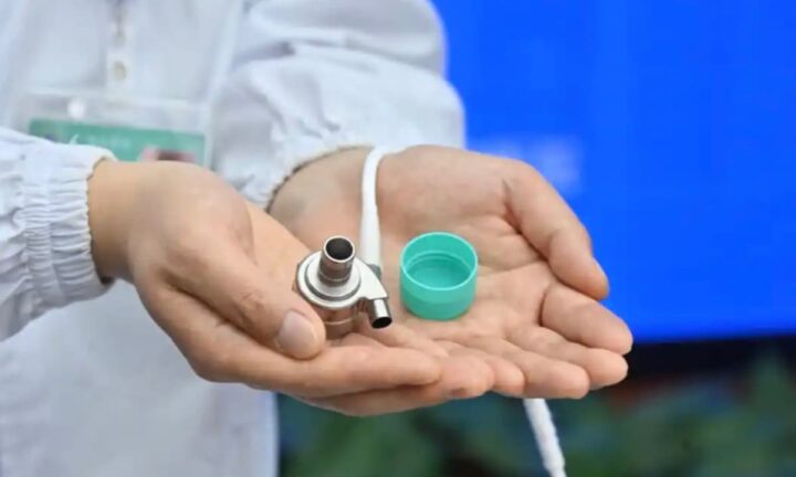 Coração artificial mais pequeno do mundo implantado em criança de 7 anos