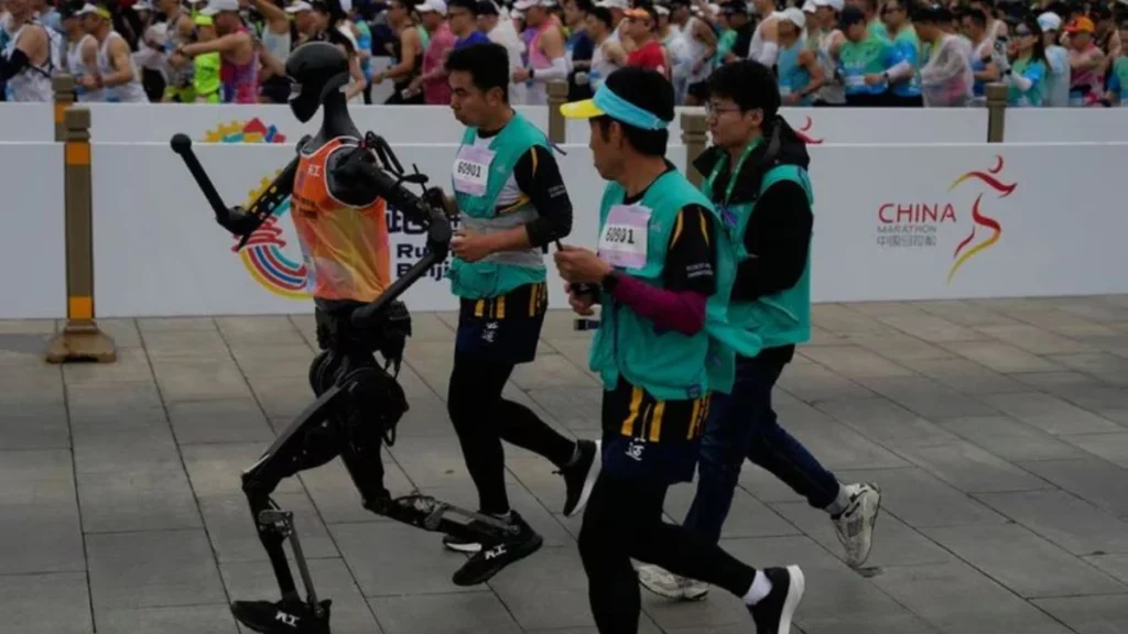Um grupo de robôs correu uma meia-maratona ao lado de humanos… mas foi caricato (vídeo)!