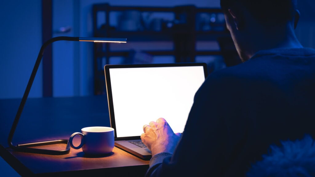 Num apagão, este equipamento assegura que os seus dispositivos essenciais continuam ligados