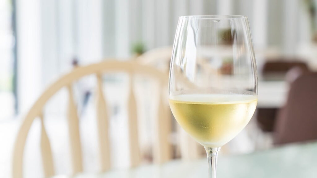 Beber vinho branco pode reduzir o risco de paragem cardíaca, diz estudo