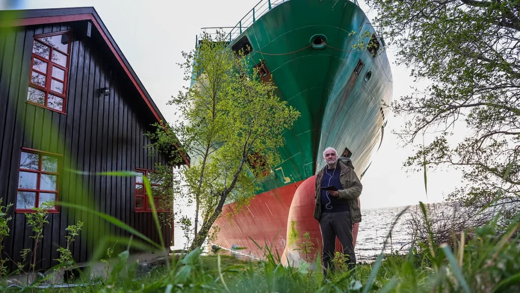 Noruega: homem acorda e pela janela vê no seu jardim um enorme navio cargueiro
