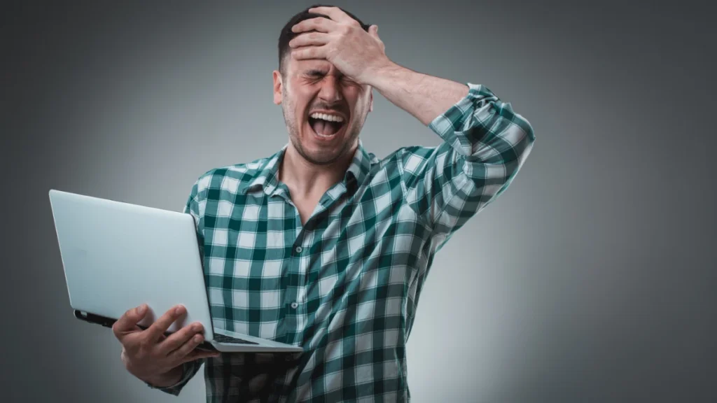 Porque é que não recebo emails de um remetente específico no Outlook?