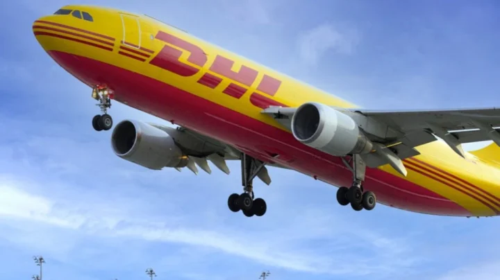 Imagem de ilustração de avião da DHL que poderá ter transportados explosivos russos dentro de brinquedos sexuais