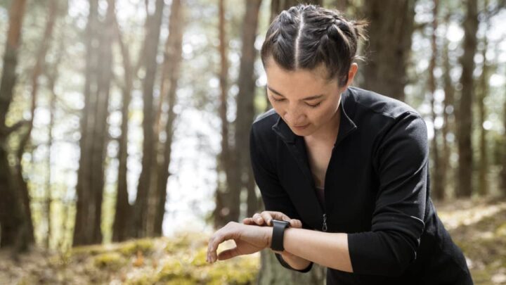 Mulher a usar o smartwatch para navegação num trilho