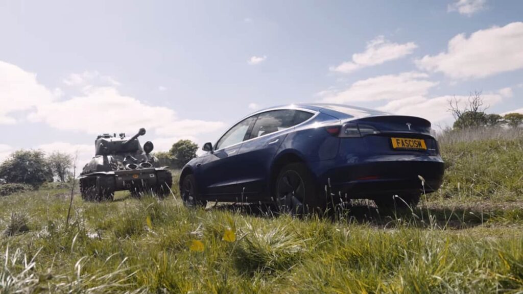 Veterano de 98 anos esmagou um Tesla com um tanque da Segunda Guerra Mundial (vídeo)