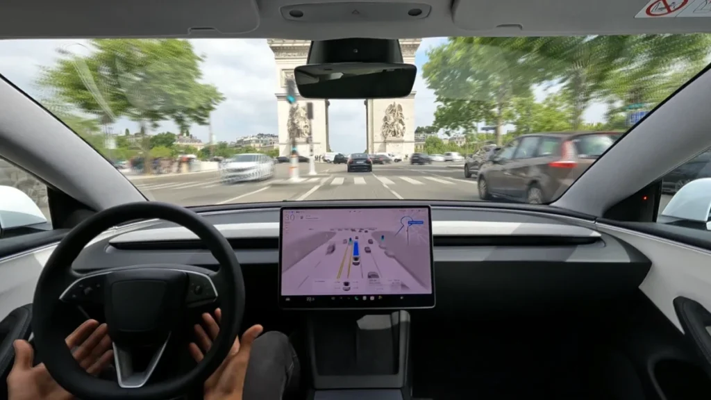 Tesla: condução autónoma testada com sucesso no complicado trânsito de Paris