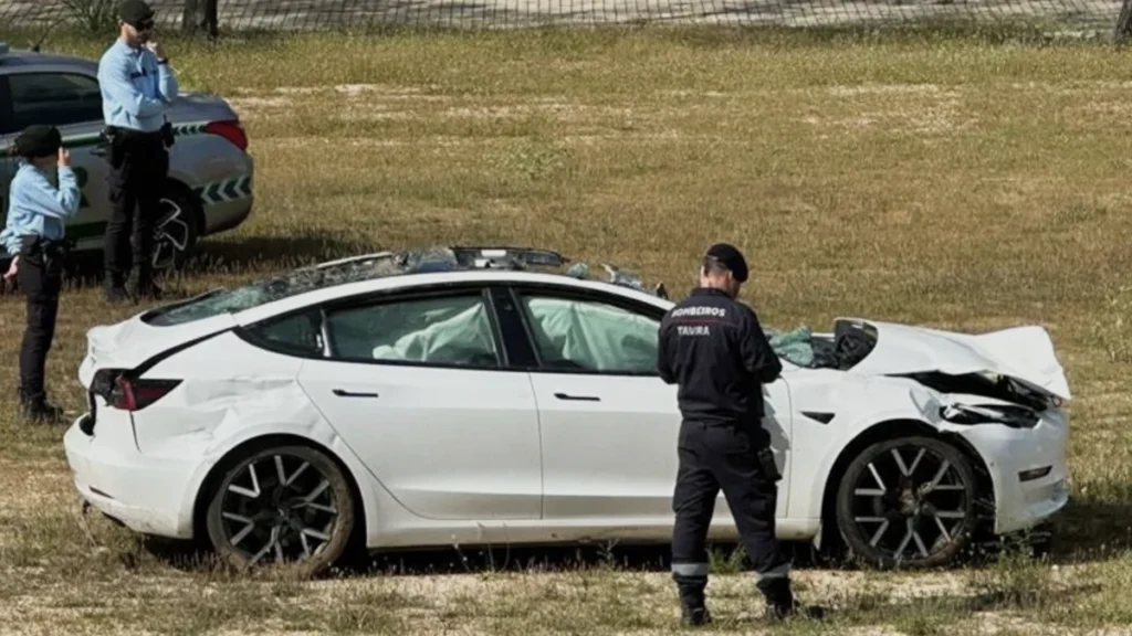 Tesla agora abre automaticamente vidros e bagageira quando o carro está submerso