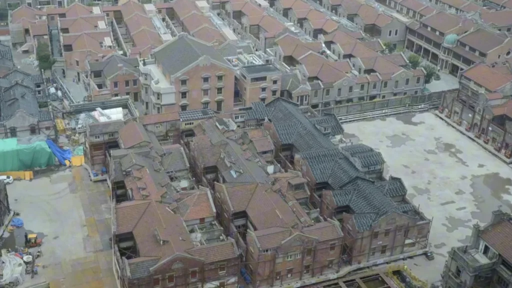 China relocaliza temporariamente um quarteirão inteiro com edifícios incluídos