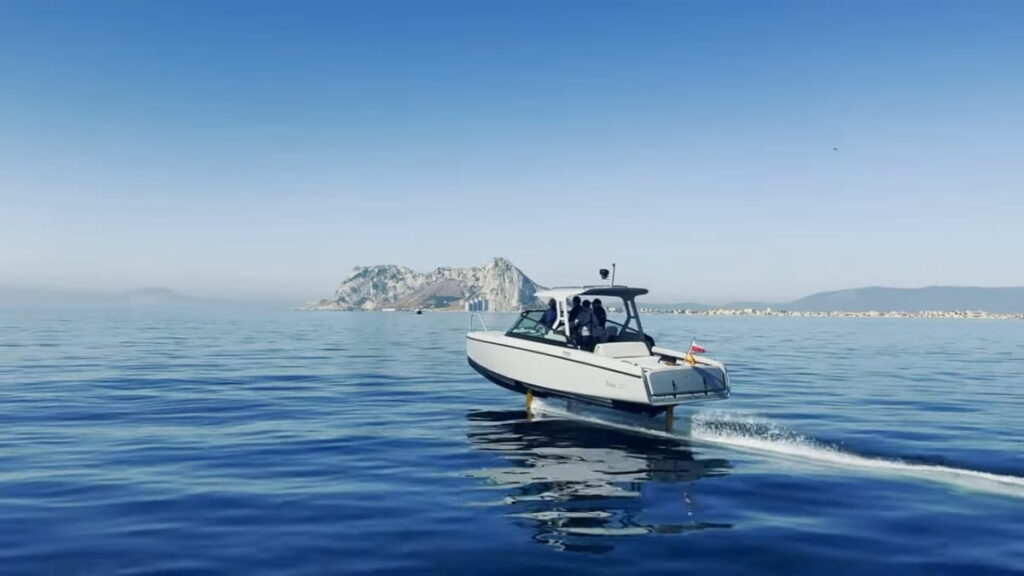 Equipa conseguiu atravessar o Estreito de Gibraltar num barco elétrico “voador”
