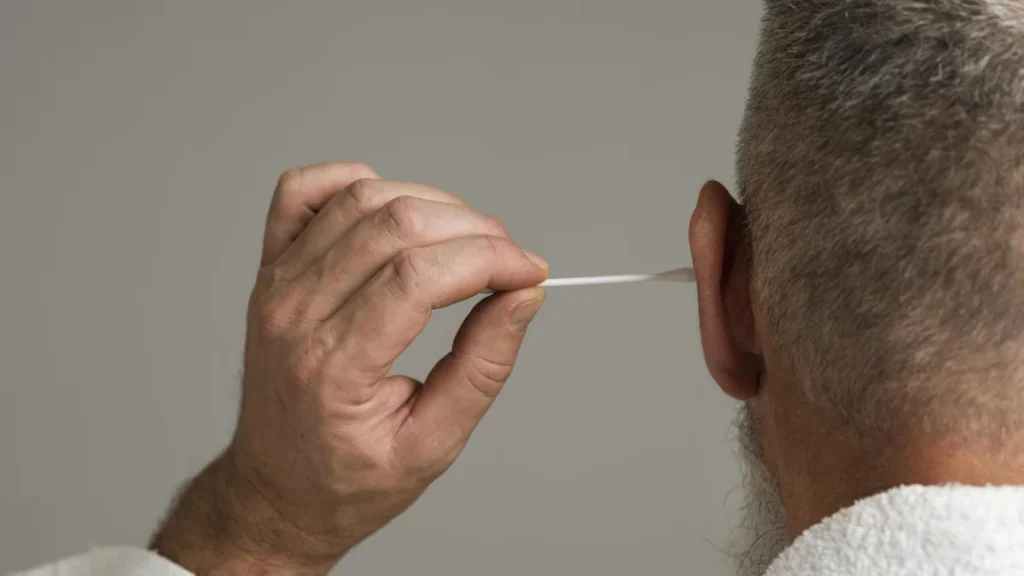 Ciência descobre que cera dos ouvidos revela biomarcadores da doença de Parkinson