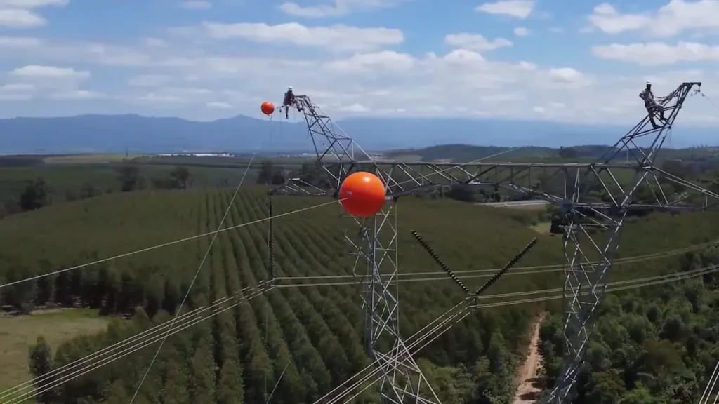 Para que servem as esferas coloridas nos cabos de alta tensão?