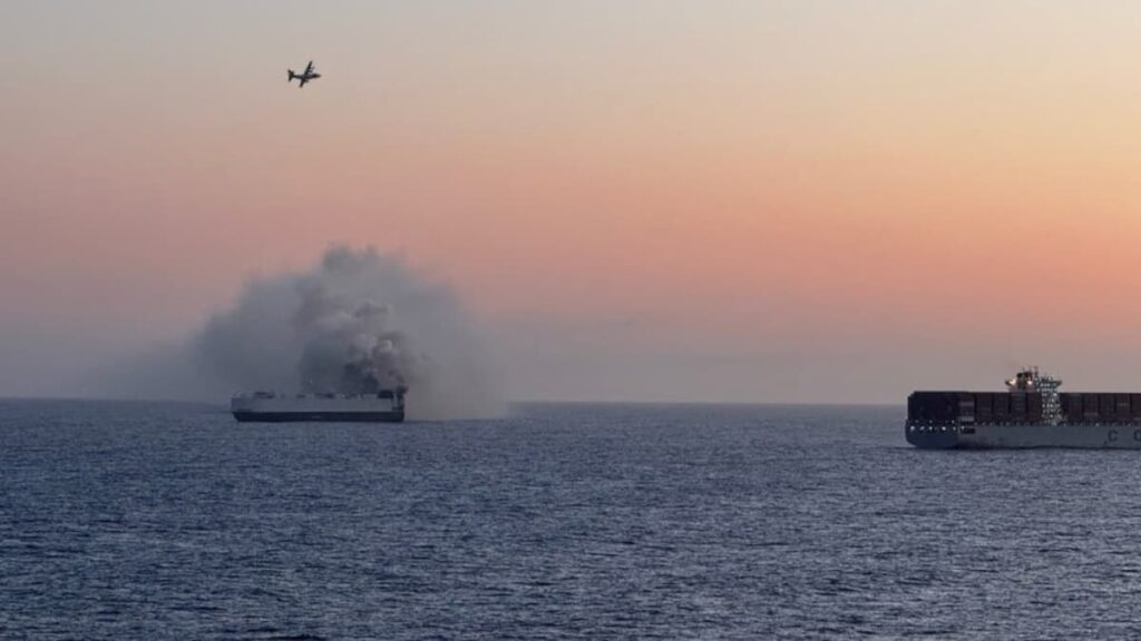 Um navio de carga com cerca de 3000 veículos foi abandonado após um incêndio a bordo