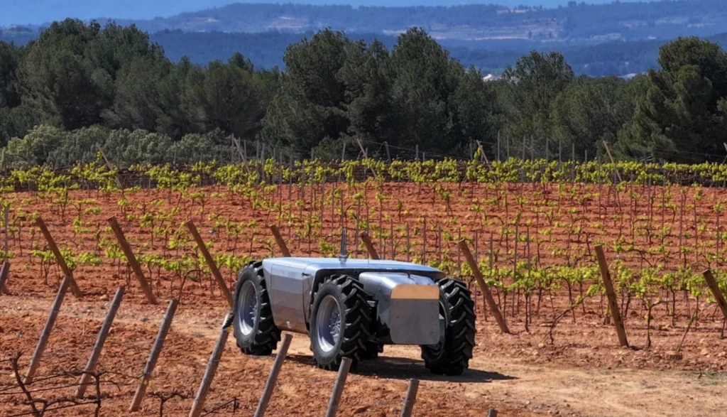 Trator autónomo da Voltrac: entre a agricultura e o campo de batalha