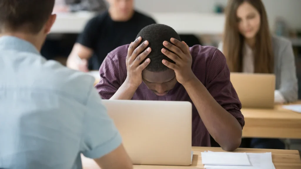 Estudo com mais de 2300 universitários afirma que mais de metade está em burnout…