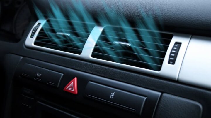 Deve-se abrir as janelas do carro antes de ligar o ar condicionado?