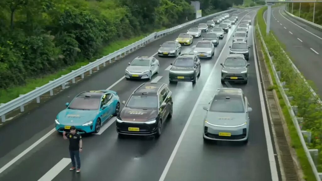 Teste real de condução autónoma: Tesla ganha a todos!