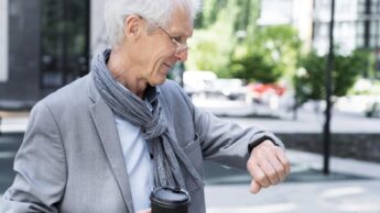 Senhor a olhar para um relógio inteligente no pulso