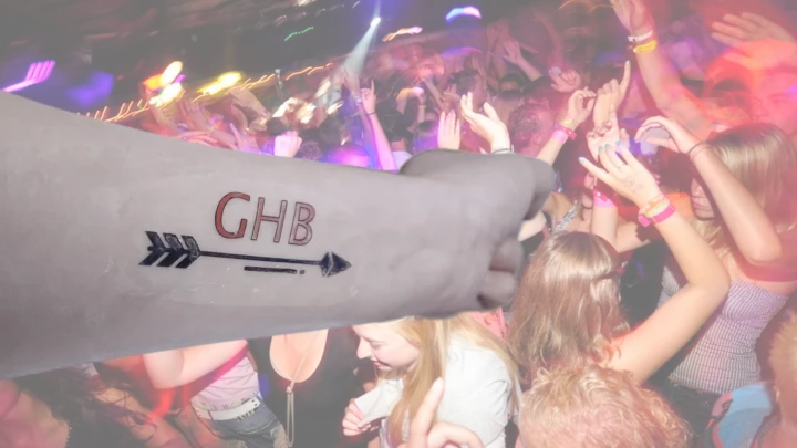 Imagem tatuagem de GHB para prevenir agressões sexuais