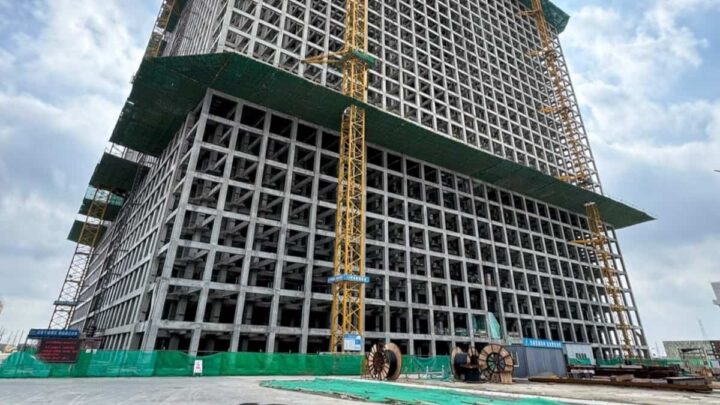 "Bateria" da Energy Vault, um sistema de armazenamento de energia gravitacional