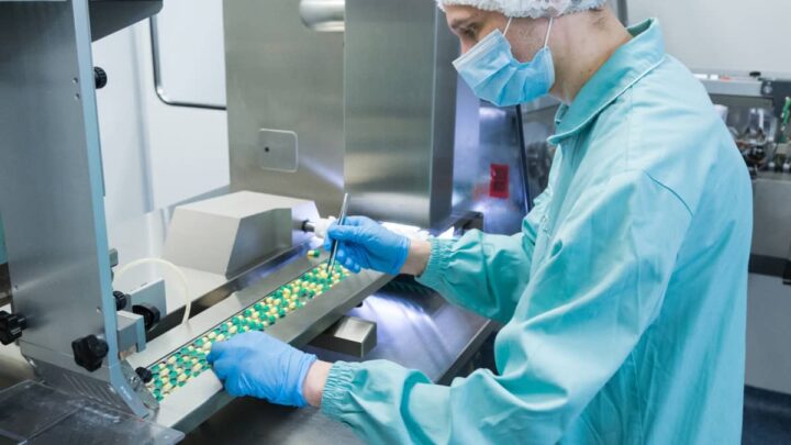 Farmacêutico a analisar pastilhas