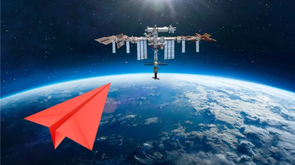 O que aconteceria se se atirasse um avião de papel para fora da ISS?
