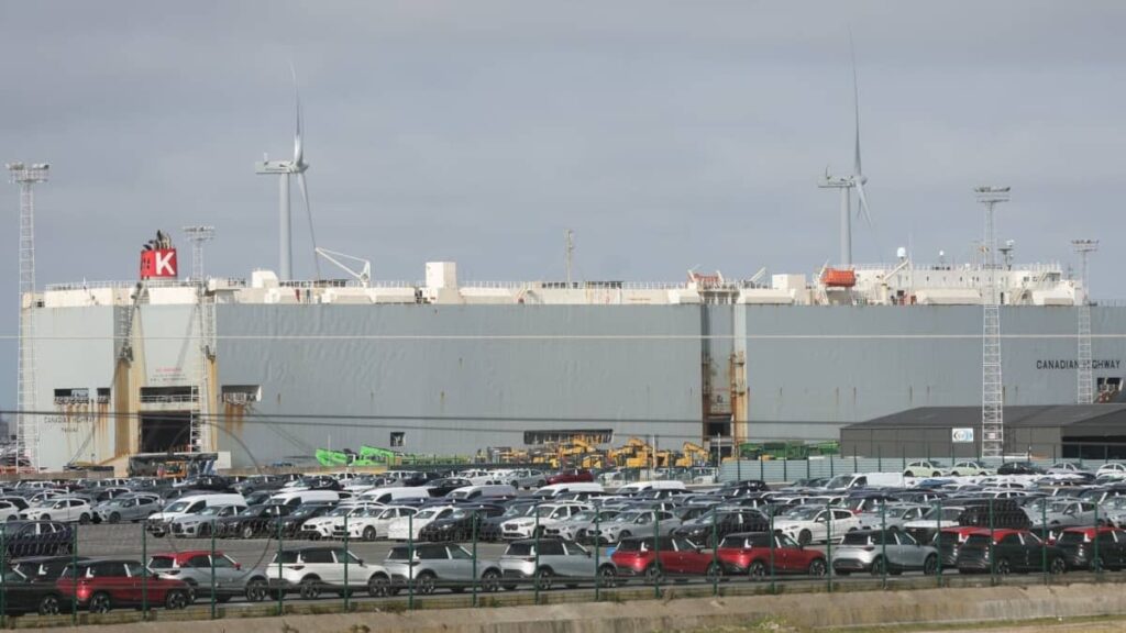 Taxas de Donald Trump entopem portos europeus com milhares de carros