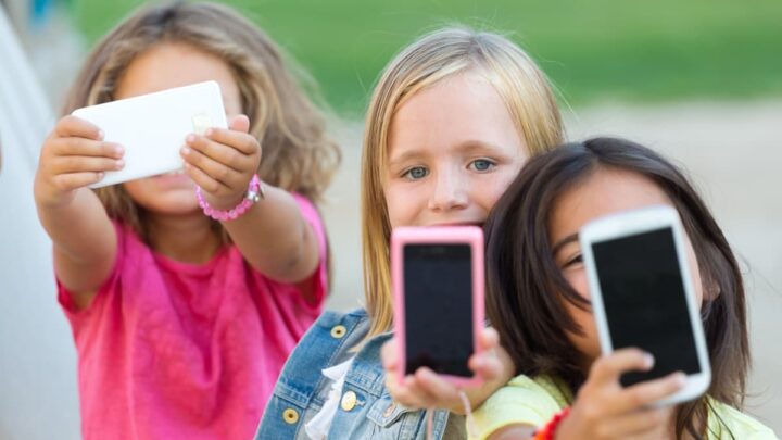 Crianças a segurar smartphones