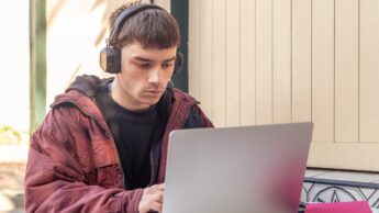 Estudante a usar um PC com auscultadores
