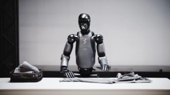 Robô humanoide Figure 02 a dobrar toalhas