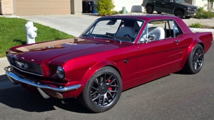 Clássico Ford Mustang vermelho com componentes da Tesla