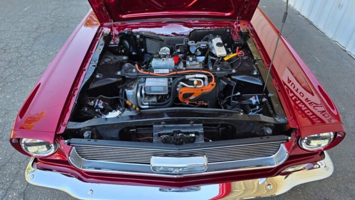Clássico Ford Mustang vermelho com componentes da Tesla