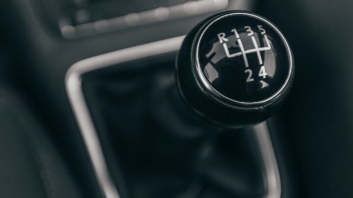 Carro com mudança engatada gasta mais que em "ponto morto"?