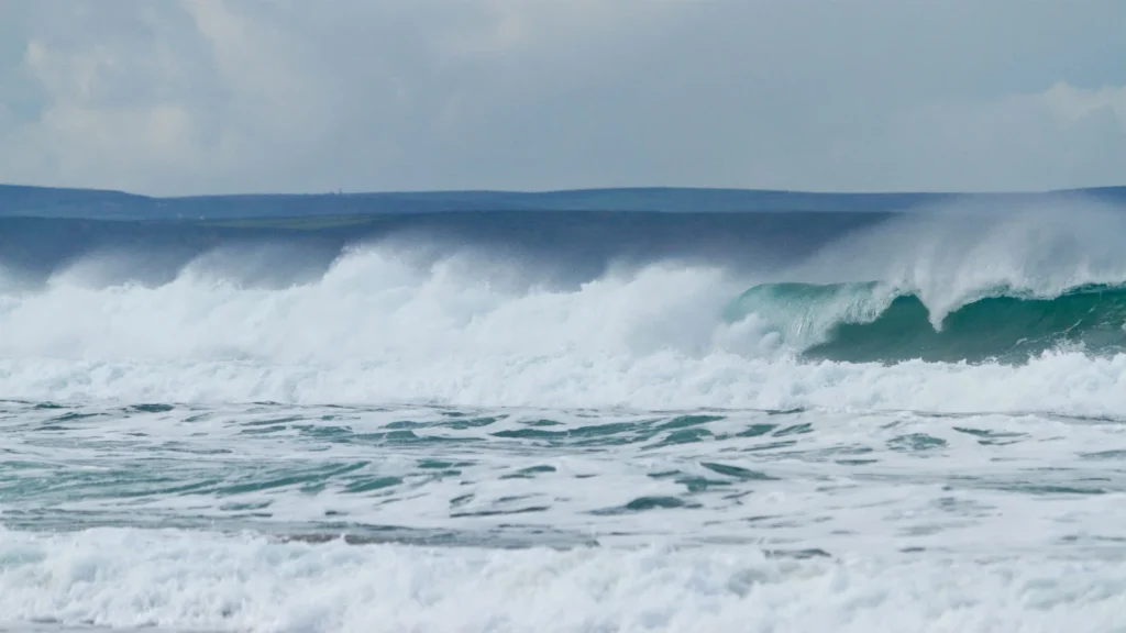 Atenção: ondas fortes vão marcar presença nas praias portuguesas a partir de terça-feira