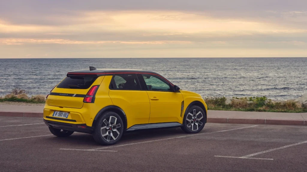 Estratégia francesa impulsionou a adoção de carros elétricos, e o Renault 5 lidera