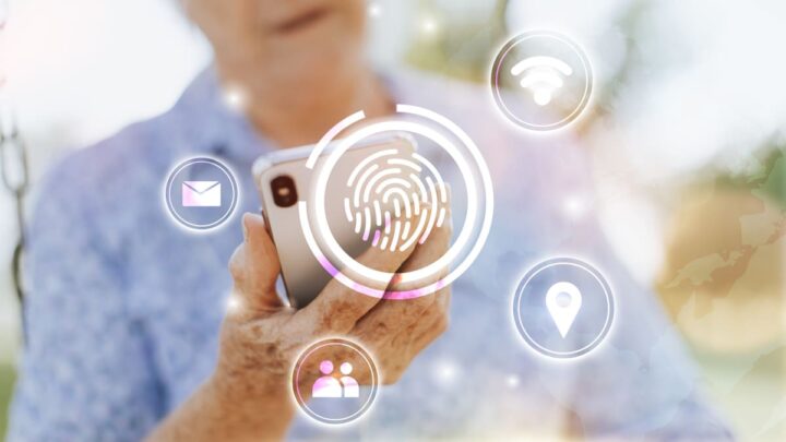 Mulher a segurar um smartphone. À sua volta, ícones de verificação como impressão digital e localização
