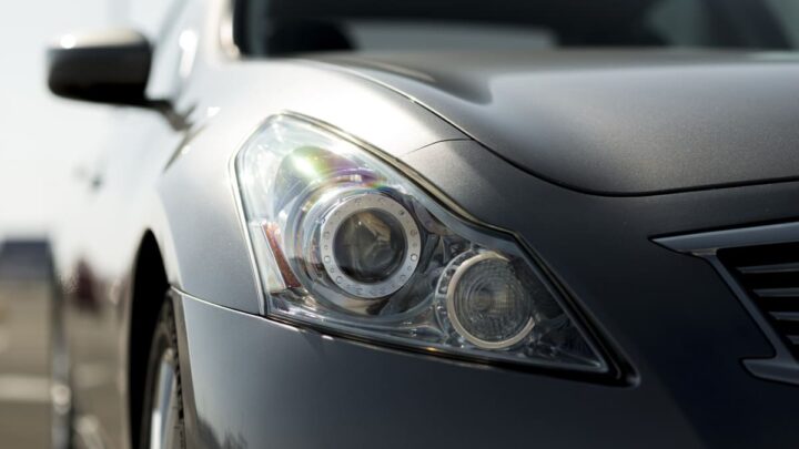 Frente de carro escuro