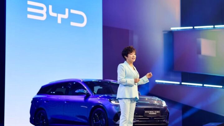 Stella Li, vice-presidente executiva da BYD, na IAA Mobility 2025.