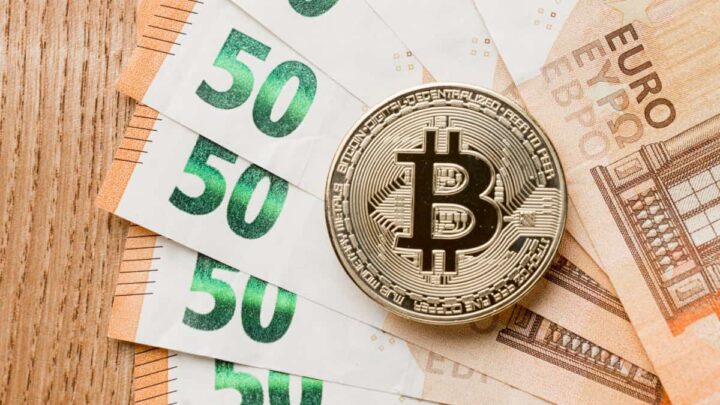 Bitcoin por cima de notas de 50 euros