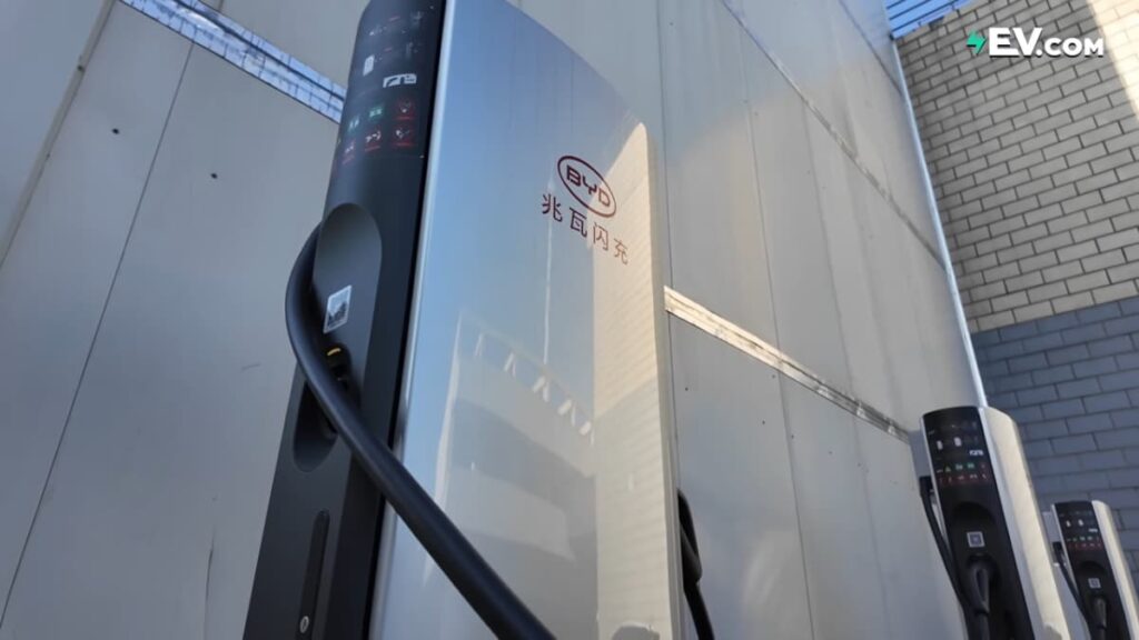 Mais de 400 km de autonomia em 5 minutos: novo carregador da BYD não é só marketing?