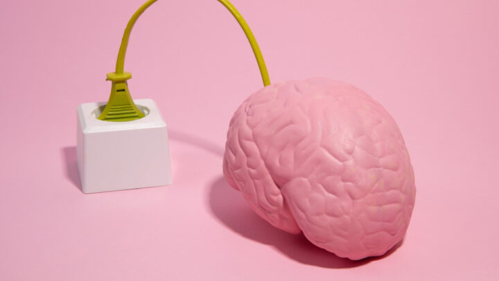 Cérebro cor-de-rosa ligado a uma tomada