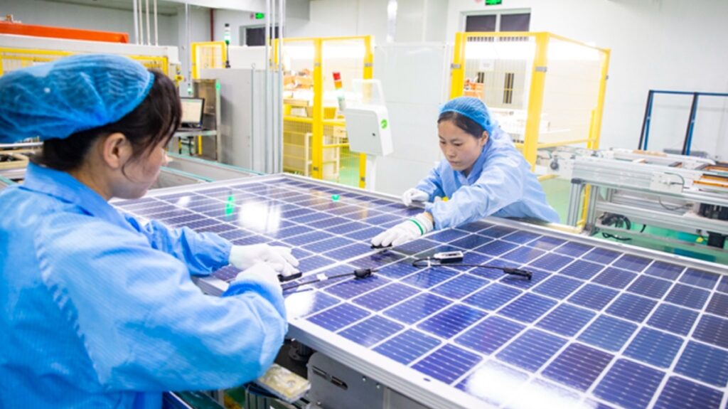 China enfrenta crise solar e planeia fechar fábricas para salvar indústria